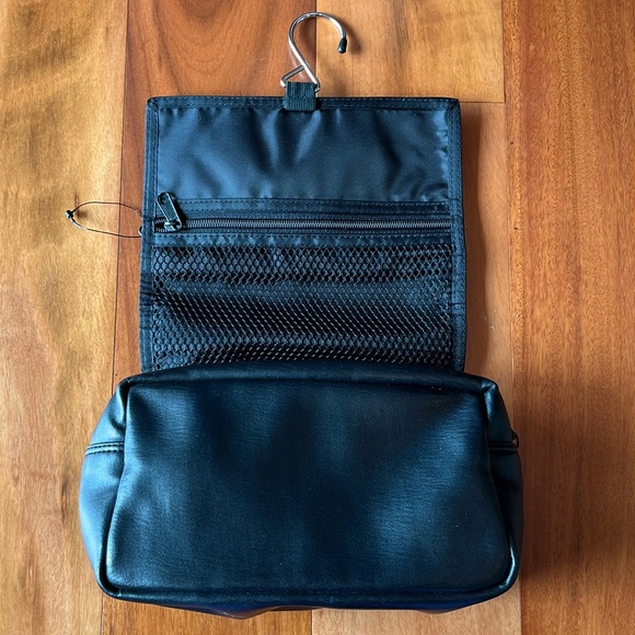 Dockers Black Hanging Toiletry Bag - Picture 1 of 9